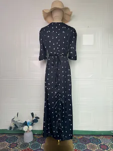 Detailansicht der Rückseite eines schwarzen Vintage-Maxikleides mit Blumenmuster.