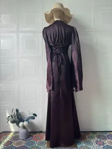 Rückansicht eines eleganten langärmeligen Satin-Maxikleids mit Schnürung.