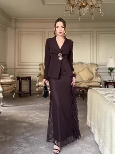 Elegante tweedelige set met bruine blazer met lange mouwen en bijpassende kanten maxi-rok