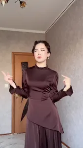 Elegante vista de cuerpo entero de un vestido midi de satén marrón chocolate de manga larga