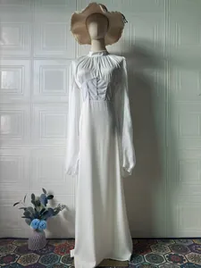 Elegantes weißes Maxikleid mit hohem Kragen, Korsett-Taille und langen Ärmeln