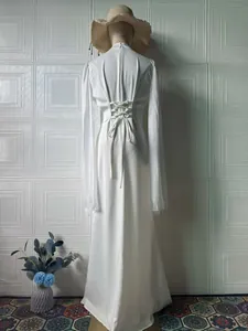 Rückansicht eines eleganten weißen Langarmkleides mit Schnürung an der Taille im Korsett-Stil