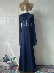 Elegantes marineblaues Maxikleid mit langen Ärmeln und dekorativem Korsett-Taillendetail