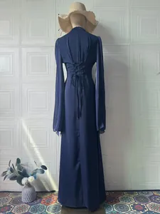 Elegantes dunkelblaues Maxikleid mit langen Ärmeln und Schnürung in der Rückansicht