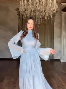 Robe longue bleu clair élégante à col montant avec manches évasées et longue jupe plissée