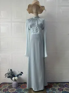 Elegantes hellblaues langärmeliges Maxikleid mit gerafftem Oberteil auf Schaufensterpuppe.