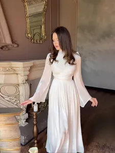Robe longue blanche élégante de style français à col montant et manches longues évasées