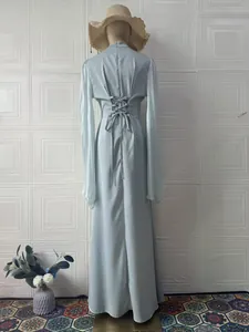 Rückansicht eines eleganten hellblauen Maxikleides mit stilvollem Schnürdetail am Rücken