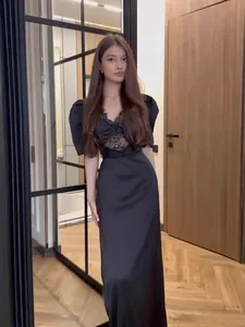 Elegantes schwarzes Maxikleid mit Spitzenoberteil und Puffärmeln für einen Retro-Look