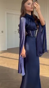 Nahaufnahme eines eleganten dunkelblauen Maxikleides mit langen, fließenden Cape-Ärmeln