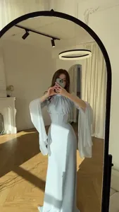 Elegantes hellblaues langärmeliges Kleid mit Korsettausschnitt im Selfie-Spiegel
