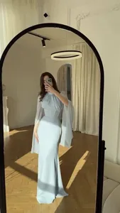 Elegantes hellblaues bodenlanges Kleid mit Umhangärmeln im Spiegelselfie.