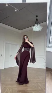 Elegantes weinrotes langärmeliges Maxikleid mit geschlitzten Ärmeln und Korsett-Taille
