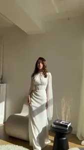 Elegantes weißes langärmliges Maxikleid mit Stehkragen und fließenden Ärmeln für Damen