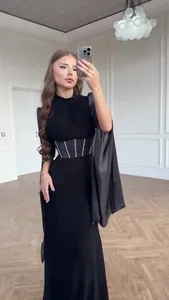 Elegantes schwarzes Langarmkleid mit fließenden Kapuzenärmeln für Frühjahrsmode 2025.