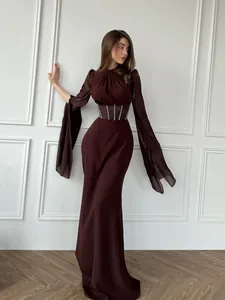 Elegantes schokobraunes Langarm-Maxikleid mit Korsett-Taille und fließenden Ärmeln