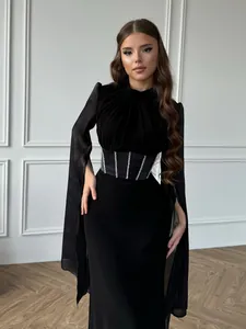Elegantes schwarzes Maxikleid mit langen Flatterärmeln und Korsett-Taille Detailverzierung.