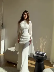 Elegantes weißes Maxikleid mit Korsett-Taille und Cape-Ärmeln für festliche Anlässe