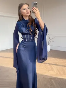 Elegantes marineblaues Langarm-Maxikleid mit fließenden Ärmeln und tailliertem Schnitt
