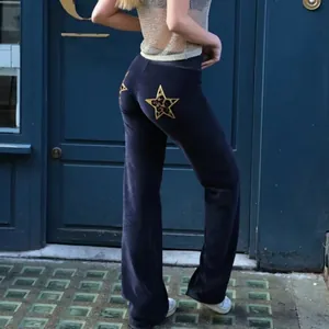 Detaillierte Rückansicht einer Samthose mit einem Leopard-Stickerei-Stern-Motiv