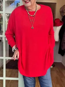 Λεπτομέρεια από oversized κόκκινο μακρυμάνικο πλεκτό τοπ για casual εμφάνιση