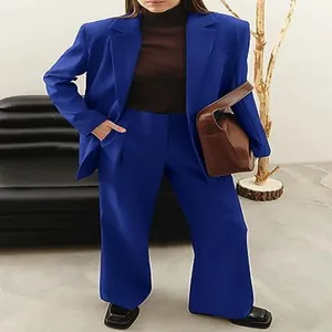 Elegante completo due pezzi giacca e pantaloni blu reale da donna per uno stile street fashion