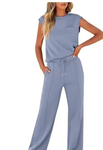 Detalle del conjunto de dos piezas azul sin mangas con pantalones de pierna ancha