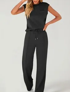 Vista frontal de un conjunto de top negro sin mangas y pantalones anchos con cordón.