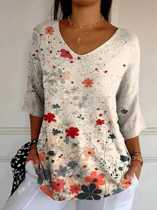 Detail van casual dames t-shirt met V-hals, bloemenprint en halve mouwen voor de zomer.