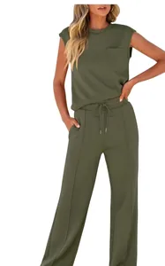 Detalle del chándal de dos piezas verde oliva con top sin mangas y pantalón con cordón