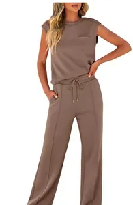 Vista de cuerpo entero de top sin mangas color topo y pantalón de pernera ancha para mujer