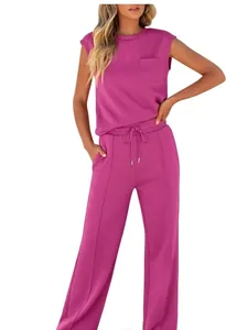 Vista frontal de top magenta sin mangas y pantalones anchos a juego en modelo de estudio
