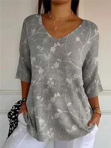 Gedetailleerde weergave van grijs dames T-shirt met V-hals en witte bloemenprint