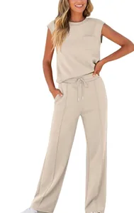 Vista completa del conjunto de salón beige sin mangas para mujer con pantalones anchos