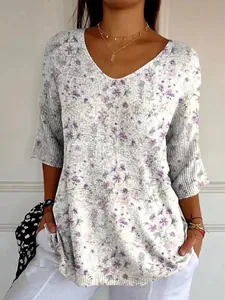 Stijlvolle casual damestop met V-hals, paarse bloemenprint en elegante 3/4 mouwen