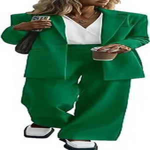 Vista dettagliata dell'elegante completo verde due pezzi blazer e pantaloni larghi.