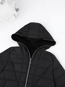 Manteau d'hiver matelassé noir pour femme avec capuche, doublure polaire et fermeture éclair.