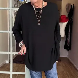 Μινιμαλιστικό μαύρο oversized πλεκτό τοπ με στρογγυλή λαιμόκοψη και μακριά μανίκια