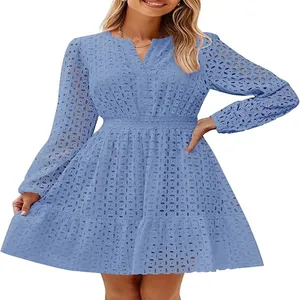 Dettaglio ravvicinato del ricamo a occhielli su questo abito in cotone blu con scollo a V.