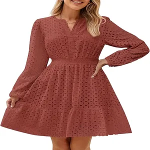 Vestito in cotone rosso con scollo a V e ricamo sangallo, maniche lunghe