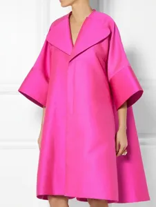 Elegante abito fucsia taglie forti con ampi revers e maniche a campana strutturate