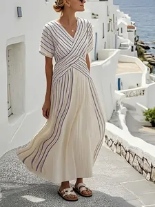 Elegante vestido largo de verano a rayas con cuello en V y diseño de cintura cruzada a la moda