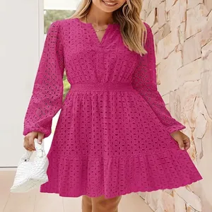 Dettaglio vestito fucsia in cotone con ricamo e scollo a V