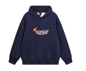 Dettaglio di una felpa con cappuccio blu navy con simpatica toppa a forma di cane ricamata.
