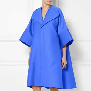 Elegante abito blu reale taglie forti con colletto a rever e maniche larghe per donna