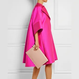 Elegante abito a trapezio in raso fucsia con revers e maniche oversize per moda femminile