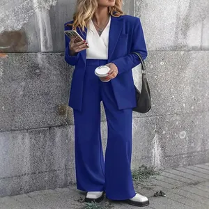 Completo da donna due pezzi con blazer blu e pantaloni a gamba larga per lo street