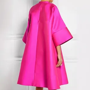 Elegante abito a trapezio magenta oversize con ampie maniche a campana in tessuto satin