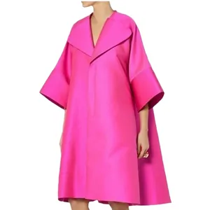 Elegante abito a trapezio fucsia con ampi revers e maniche svasate per donna