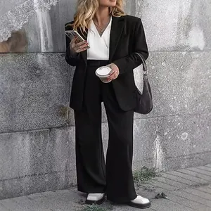 Elegante completo nero da donna a due pezzi con blazer e pantaloni larghi alla moda